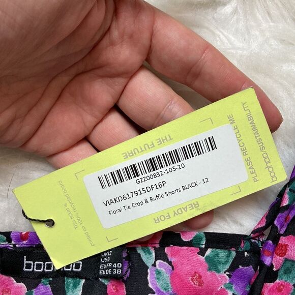 Boohoo 2-piece Floral High Waist Ruffle Shorts & Tie Crop Flutter Sleeve Top - Picture 10 of 16